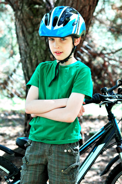 自信的年轻骑士图片下载