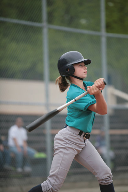 青年联盟棒手中挥杆图片下载