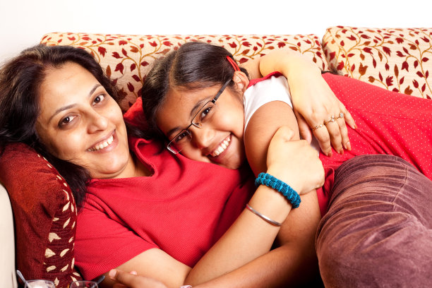 快乐的印度母亲和女儿在家里玩得开心图片下载