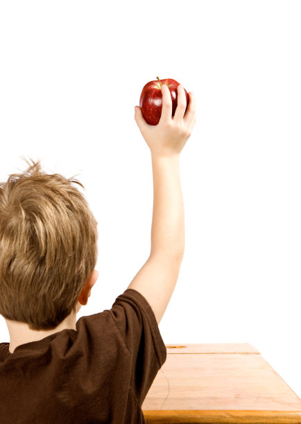 孩子举起他的手拿着苹果图片下载