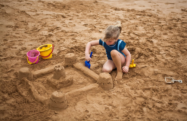 女孩建筑沙塔图片下载