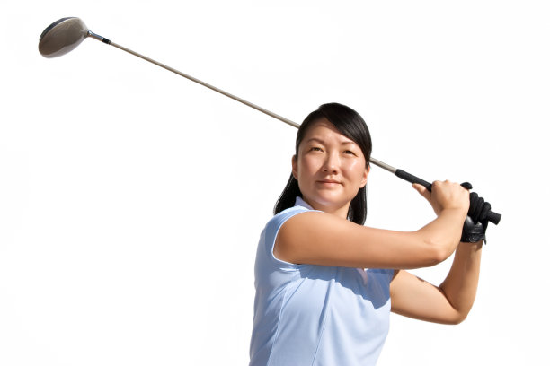 年轻的女高尔夫球手挥杆图片下载