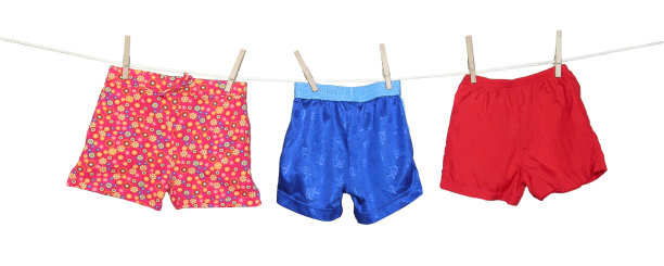 彩色短裤挂在晾衣绳上，白色背景图片下载