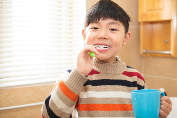亚洲男孩在浴室里洗衣服图片下载