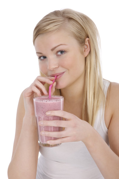 女孩喝奶昔图片下载