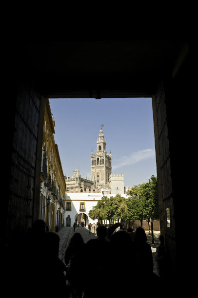 塞维利亚游客阿尔扎尔看着西班牙安达卢西亚的拉吉拉尔达图片下载