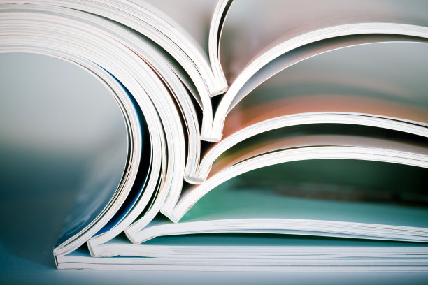 打开的杂志堆图片下载