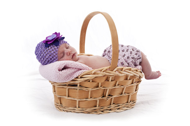 睡在篮子里的婴儿图片下载
