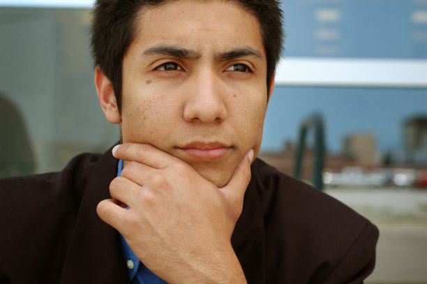 年轻的商人思考未来图片下载