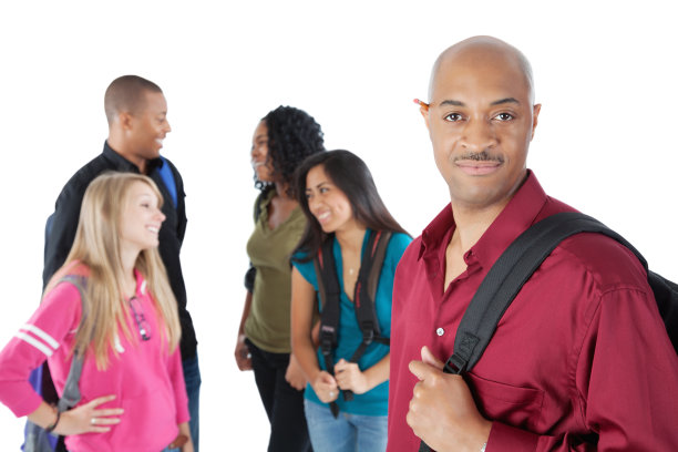 有同龄人背景的自信大学生图片下载