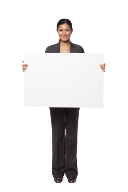 年轻女商人举着空白牌子。孤立。图片下载