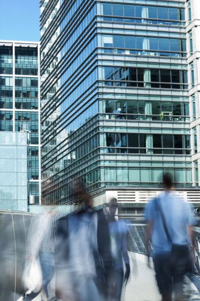 商业大厦前模糊的行人图片下载