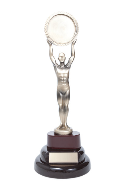 奖杯上有一个银色的人物举着一个圆圈图片下载