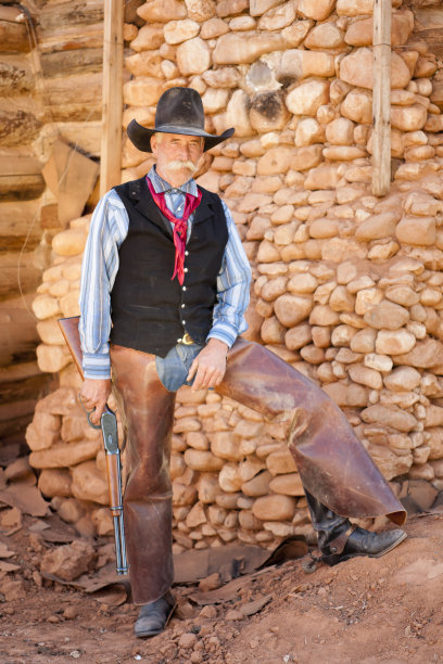 老牛仔拿着步枪站在那里图片下载