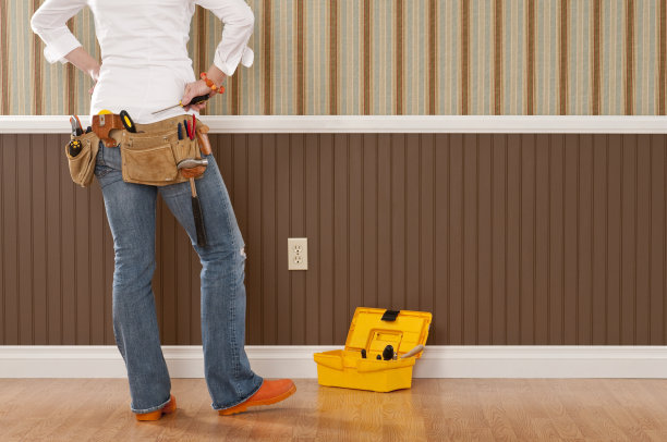 在空房间里工作的勤杂工图片下载