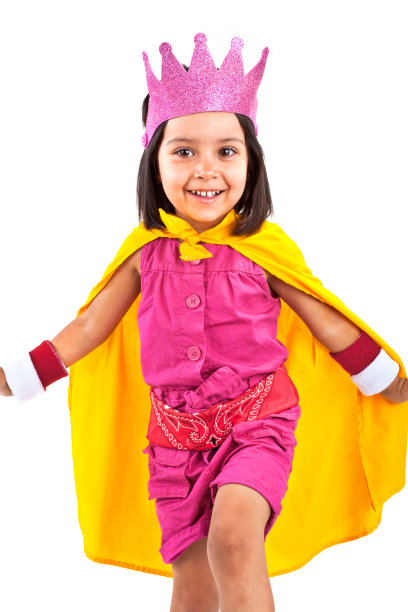 超级英雄女孩穿着公主皇冠跳绳图片下载