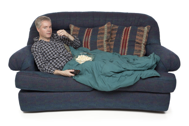 吃爆米花看电视的男人图片下载