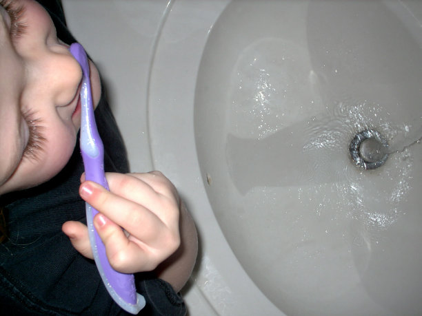 用水槽刷牙图片下载