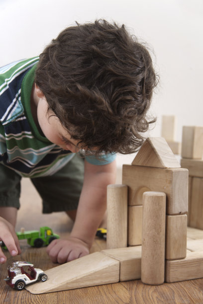 小男孩玩积木和汽车图片下载