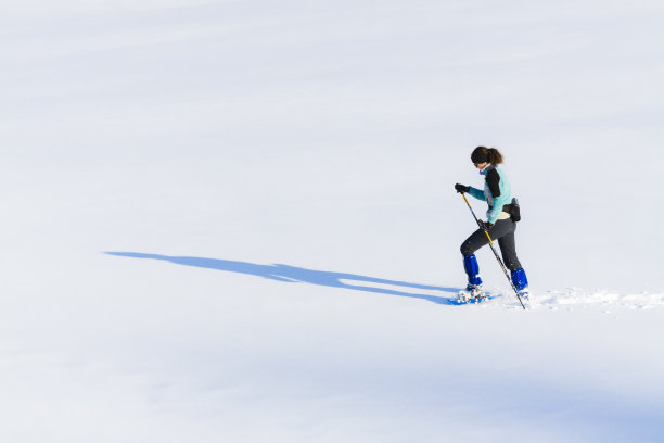 穿着雪鞋走图片下载