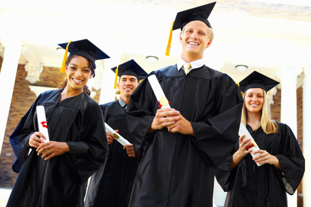 一群毕业生喜气洋洋图片下载