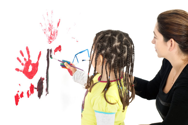 小女孩正在和她的妈妈一起画画图片下载