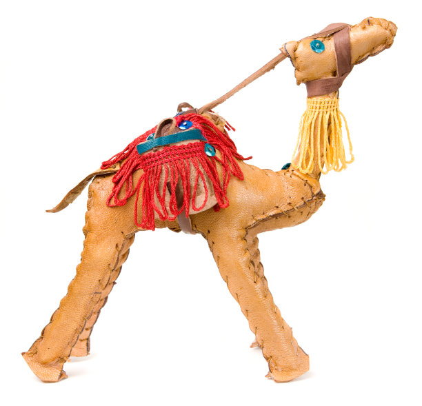 皮革玩具骆驼纪念品在一个白色的背景图片下载