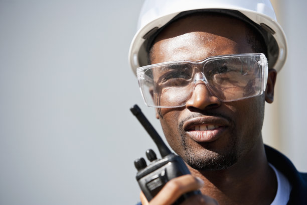 有对讲机的非裔美国产业工人图片下载