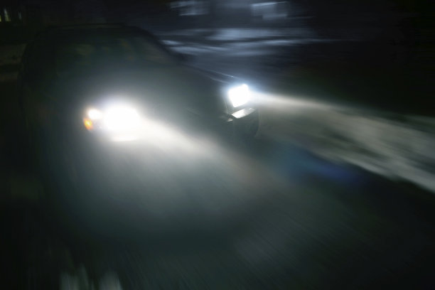 开着大灯在晚上开车图片下载