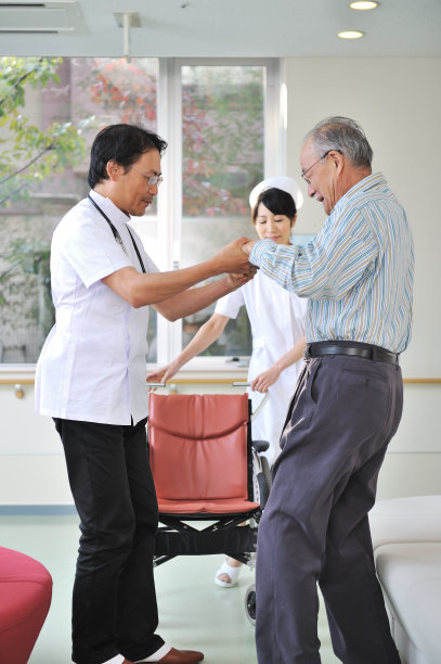 在医院候诊室看医生的老年患者图片下载