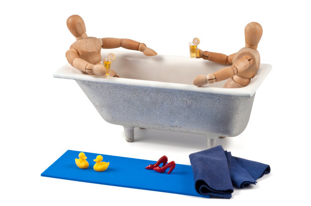 浴缸里的木制人体模型图片下载