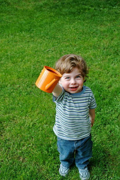 玩耍的幼儿图片下载