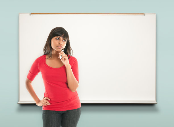 在白板前思考的女人图片下载
