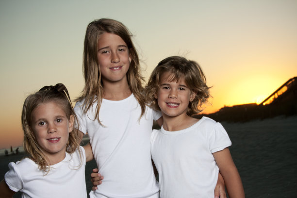 海滩上的幸福家庭图片下载