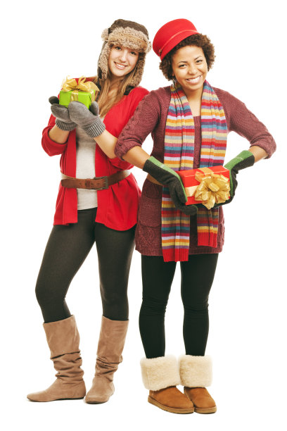 十几岁的女孩在白色的背景上拿着节日的圣诞礼物图片下载