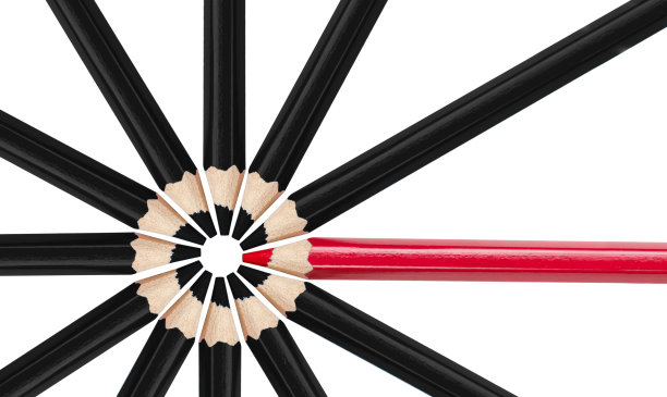 个人红色铅笔与黑色铅笔图片下载