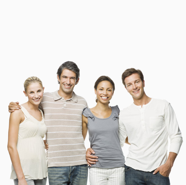 年轻的朋友一起摆姿势-孤立图片下载