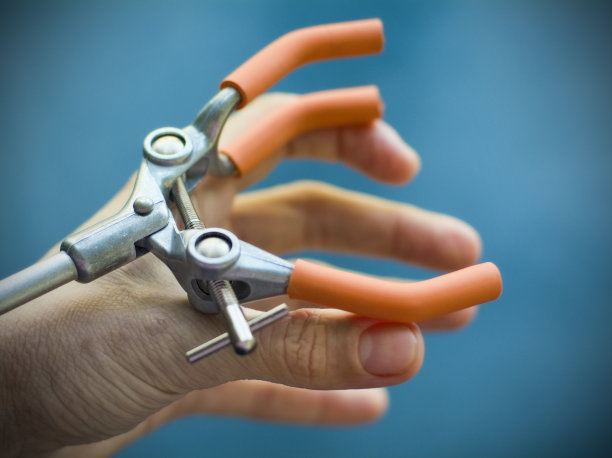 机械握和人的手的比较图片下载