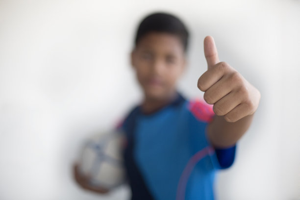 足球运动员竖起大拇指图片下载