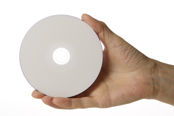 在白色背景下持有白色空白光盘的特写图片下载