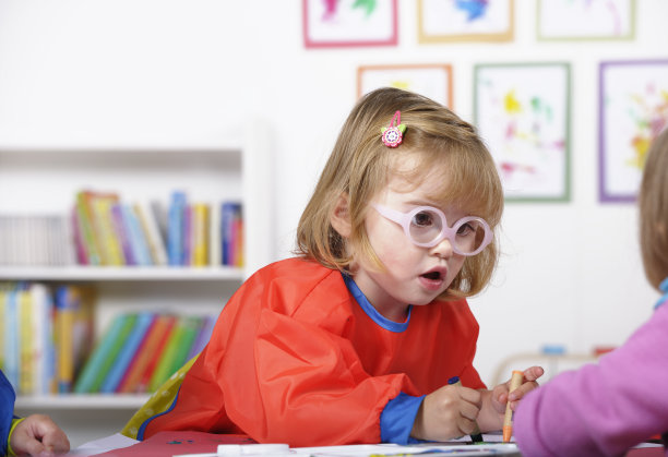 近景幼儿绘画/着色期间的艺术和工艺会议图片下载