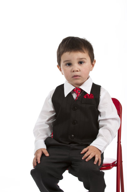 小男孩坐在椅子上图片下载
