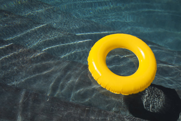 游泳池里的游泳管素材图片