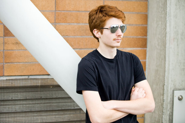 留胡子的年轻人图片下载