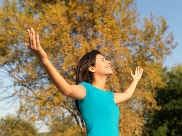 女人举起了手图片下载