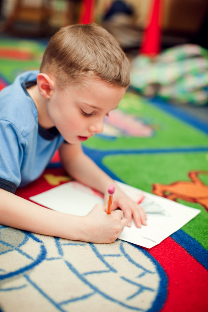 男生在学校画画图片下载