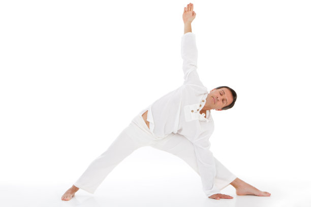 成年男子练习瑜伽-三kanasana姿势图片下载