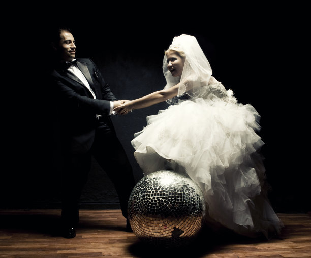 新婚夫妇与迪斯科球图片下载