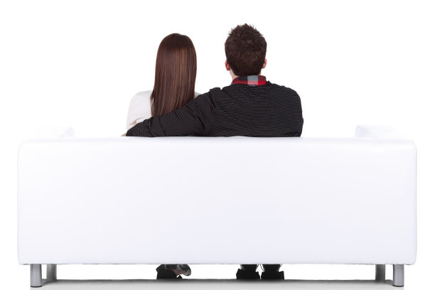 一对夫妇坐在沙发上图片下载