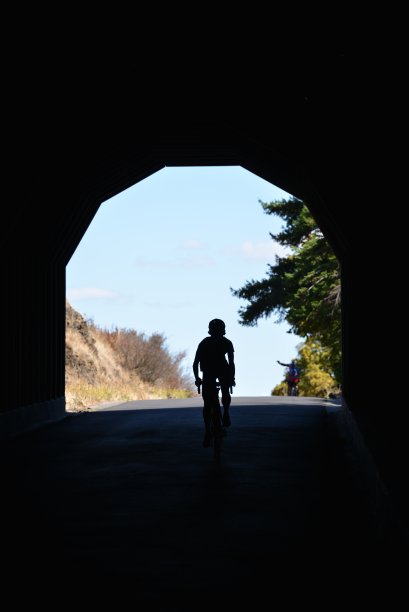 在隧道里骑车图片下载
